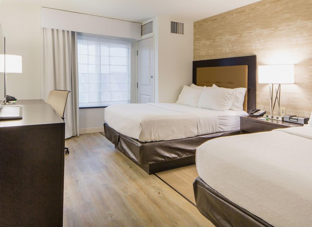 Holiday Inn Hotel & Suites Bloomington Airport By Ihg Екстериор снимка